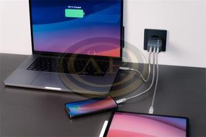 H&aacute;l&oacute;zati t&ouml;ltő, 2xUSB-C PD (65W), USB-A QC 3.0, EU/UK/US, GaN, VERBATIM