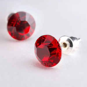 Swarovski kristályos fülbevaló piros kővel