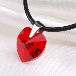 Nyaklánc, szív alakú Swarovski kristállyal, light siam piros 18mm