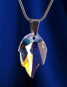 Nyaklánc, levél formájú Swarovski medállal, fehér színjátszós 32x20mm