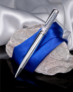 Golyóstoll 'MADE WITH SWAROVSKI ELEMENTS', ezüst színű, felső részén aquakék kristályokkal díszítve 12,5cm